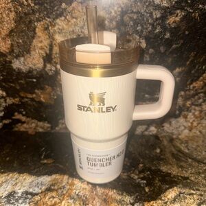 Stanley 20oz Quencher H2.0 FlowState Tumbler with Handle. BIRCH WOODGRAIN